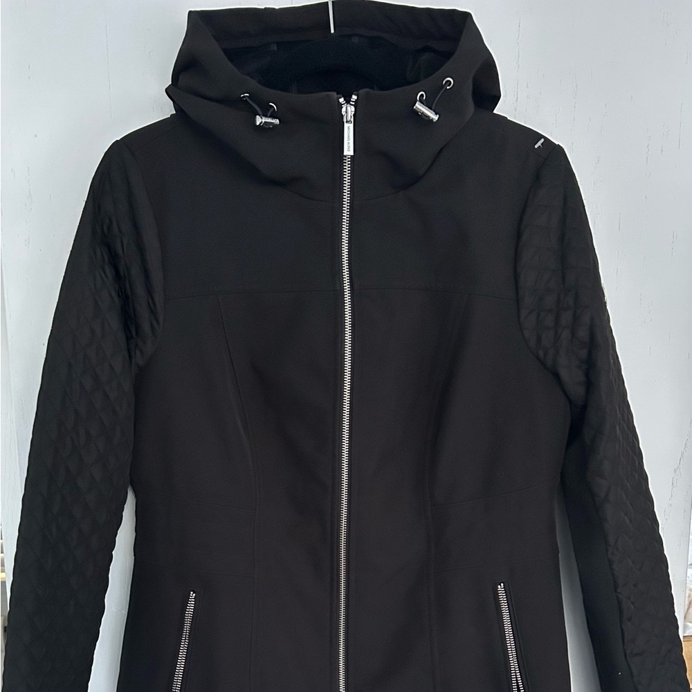 Brand new all weather cost by Michael Kor without tags . Excellent condition!